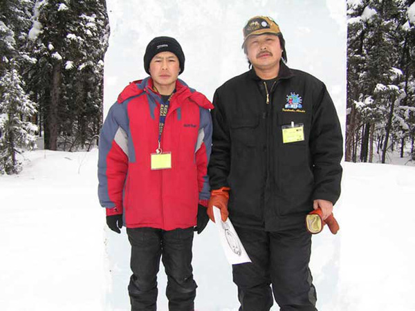 The artists, Qifeng and Zhe An before the start of the carving.